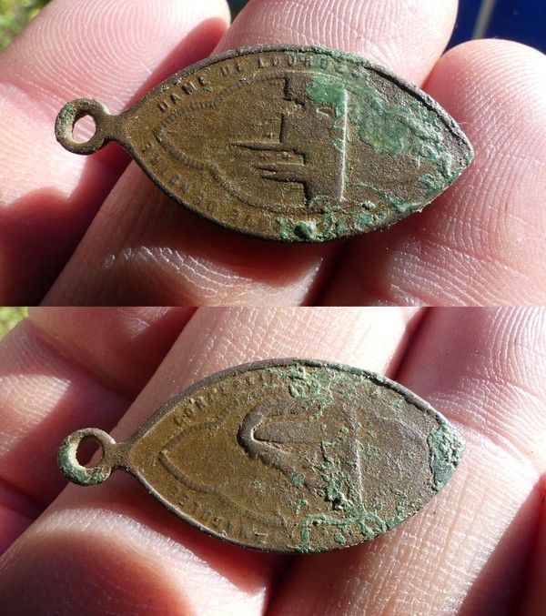 Médaille en forme de navette pour Lourdes 850a44fd